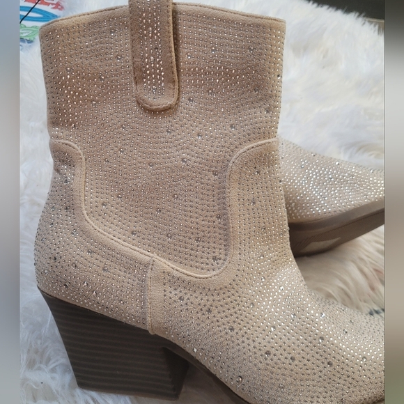 Elegant Beige Ankle Boots - Picture 8 of 8